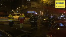 Aparatoso accidente en el centro de Madrid en el que un coche ha saltado por encima de la salida de un túnel