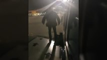 Un pasajero de un vuelo de Ryanair desembarca por un ala del avión