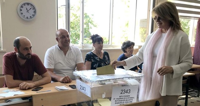 Eski Başbakan Tansu Çiller oyunu Sarıyer'de kullandı