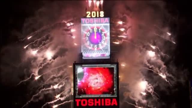 Miles de neoyoquinos reciben el Año Nuevo en Times Square