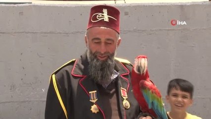 Papağanıyla oy vermeye gelen vatandaş ilgi odağı oldu