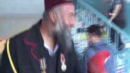 Papağanıyla Oy Vermeye Gelen Vatandaş İlgi Odağı Oldu