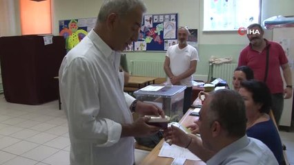 Adnan Polat, sandık görevlilerini güldürdü