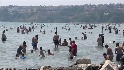 Silivri'de oyunu kullanan denize akın etti