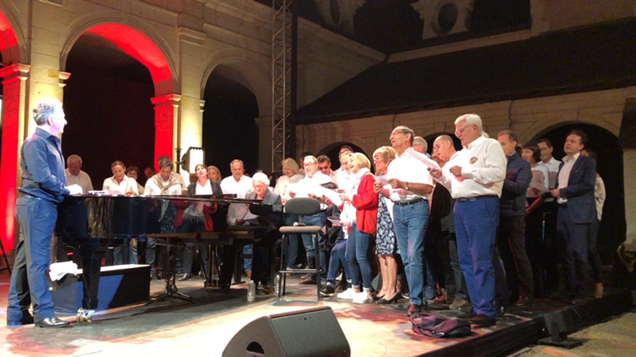 Nicolas Briançon salué par les équipes du Festi...