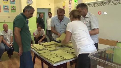 İstanbul'da oy verme işlemi sona erdi, oylar sayılıyor
