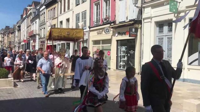 Troyes : une procession dans les rues du Bouchon
