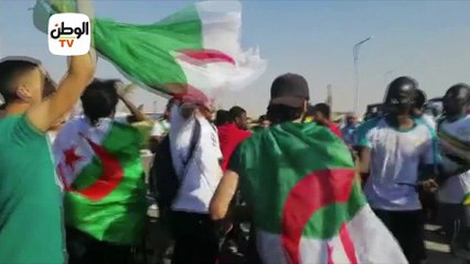 وصلة رقص لجماهير السنغال والجزائر أمام أبواب الدفاع الجوي