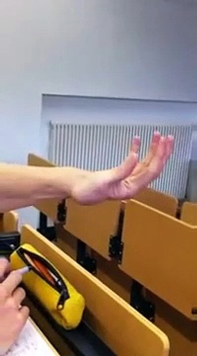 Une main très drôle