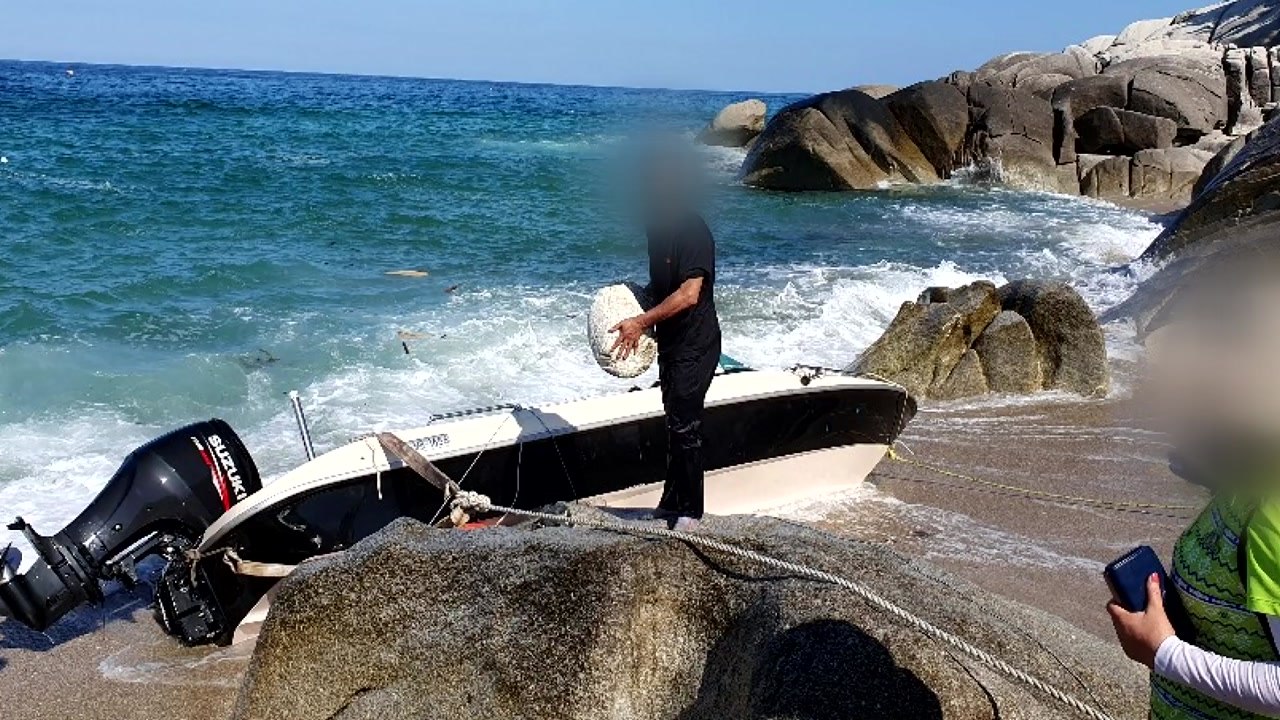 양양 해상 레저 보트 전복...승선원 4명 구조 / YTN