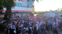 CHP Seçim Koordinasyon Merkezi'nin önündeki coşkulu kalabalık