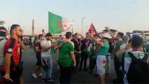احتفال جماهير منتخب الجزائر وهتافها لـ فلسطين أمام استاد الدفاع الجوي