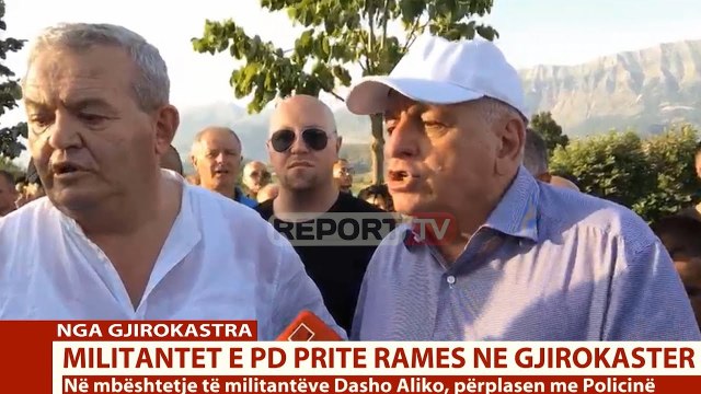 Report TV - Gjirokastër, militantët e PD tentojnë ti bllokojnë rrugën Ramës, flasin Sheshu e Aliko