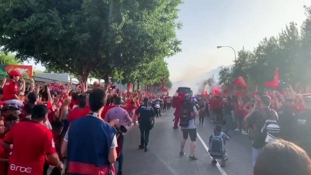 Mallorca-Deportivo: Recibimiento de la Afición del Mallorca en la Llegada del Equipo a Son Moix
