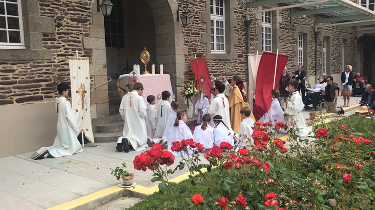 Le cantique du Tantum ergo entonné pour la Fête-Dieu