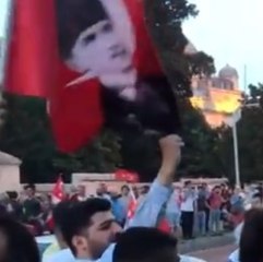 Belediye önündeki kutlamalarda ezan okununca bakın neler oldu