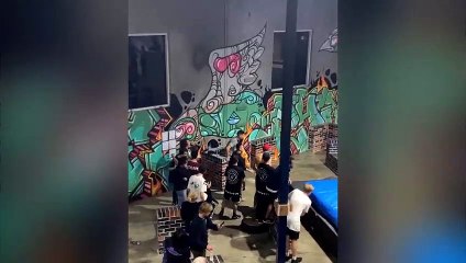 Un gars fait un incroyable parkour !