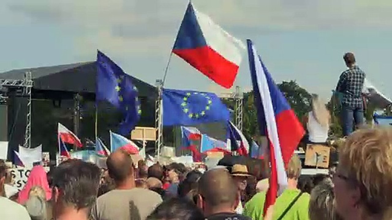 Multidão protesta em Praga