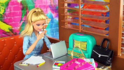 Barbie Gigi Rutina de Viaje en Avion y Desfile de Moda - Dormitorio Tumblr de Muñecas