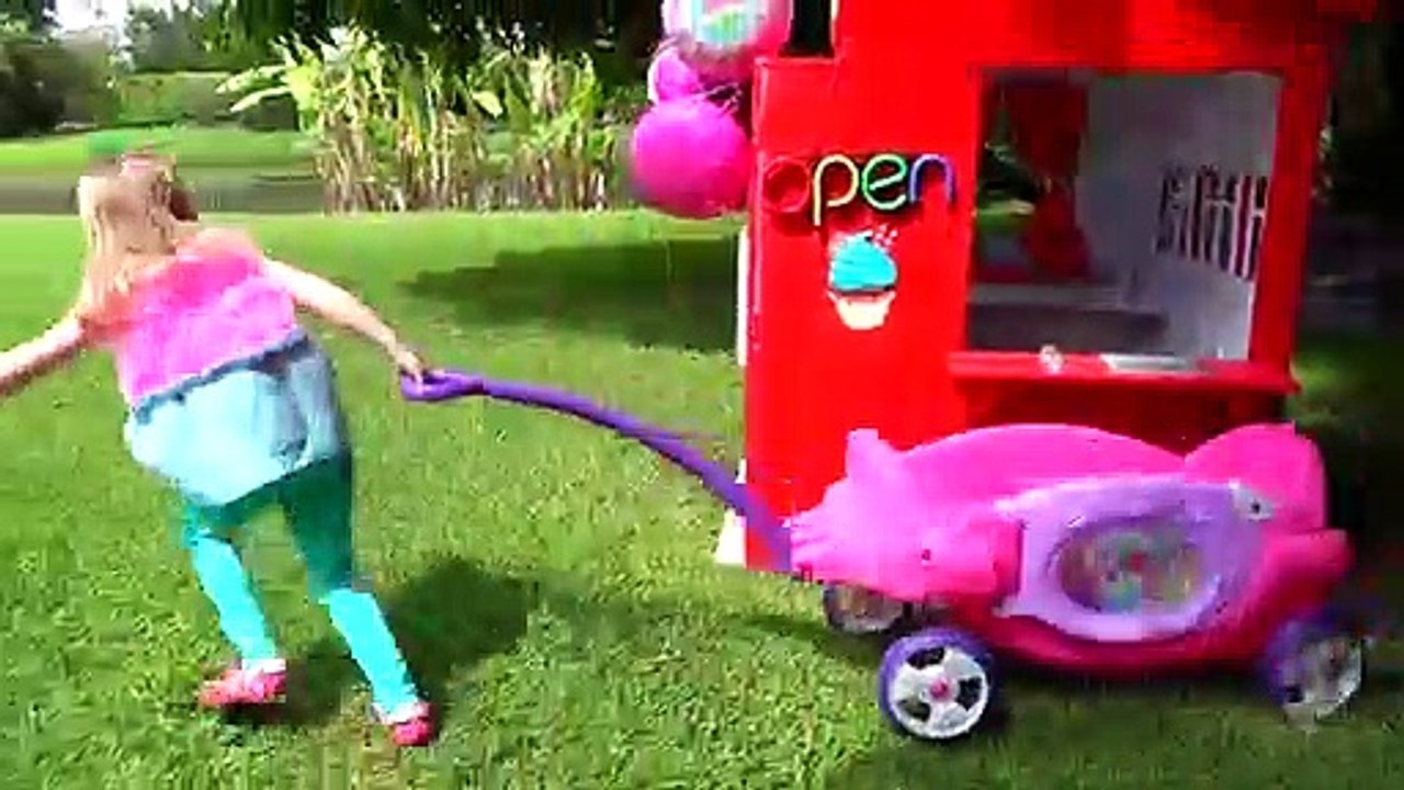 Stacy joue avec dinosaure géant