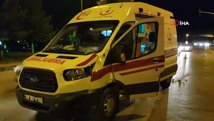 Video herunterladen: Kırmızı ışıkta geçen ambulans motosiklete çarptı: 1 yaralı