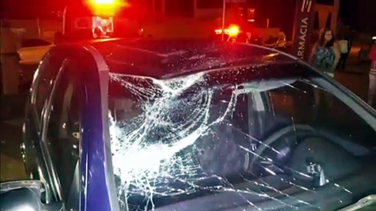 Acidente entre carro e moto deixa rapaz com fratura na perna na Rua Jorge Lacerda