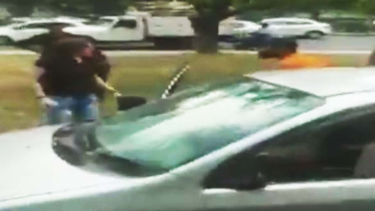 Chandigarh में लड़की ने युवक पर Iron Rod से बीच सड़क की पिटाई, VIRAL VIDEO | वनइंडिया हिंदी