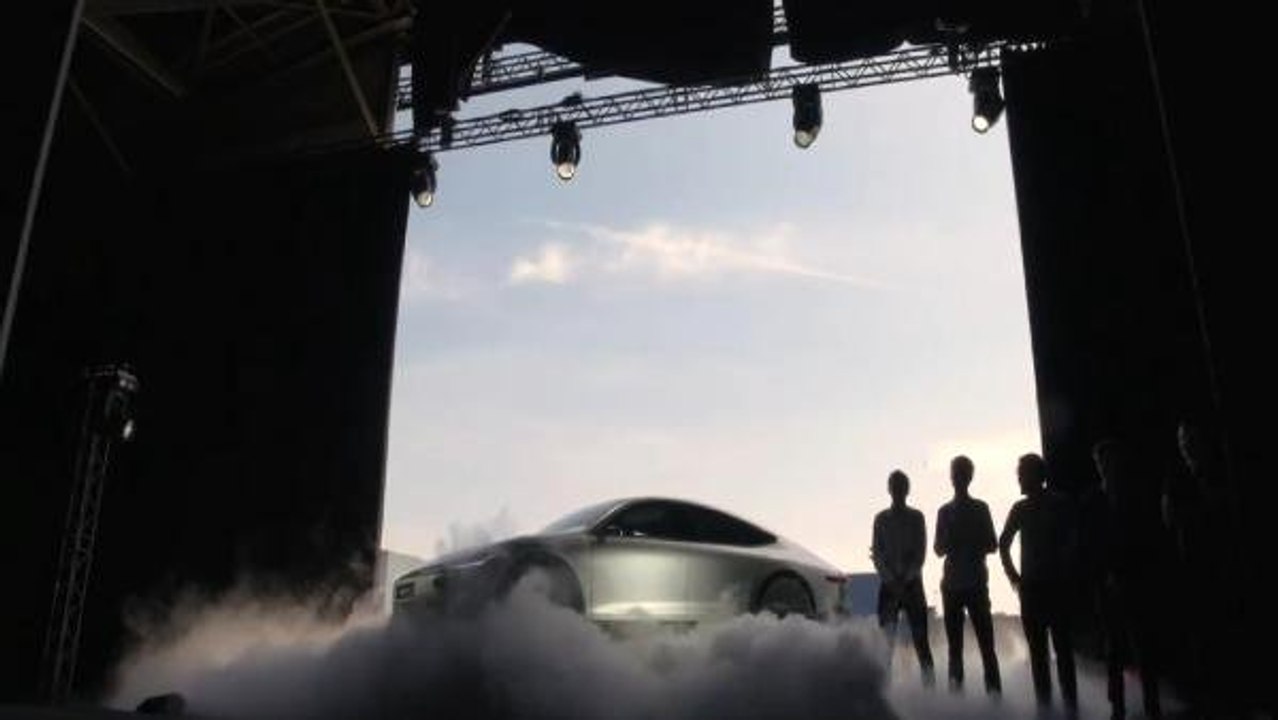 Hollandalı üniversite öğrencileri, 725 kilometre hıza ulaşan ve güneş enerjisiyle çalışan otomobil yaptı