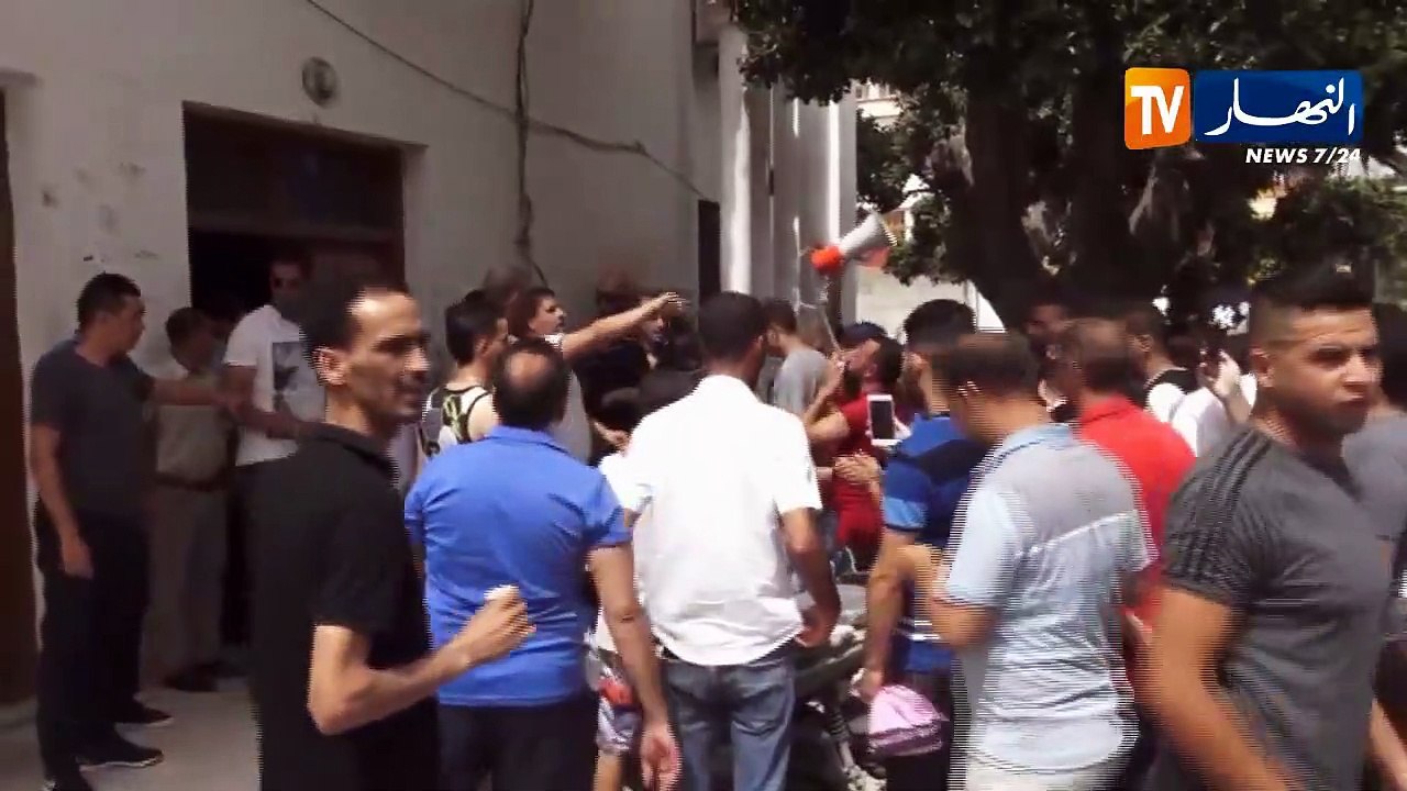 سكيكدة: مواطنون ينظمون مسيرة حاشدة للمطالبة بالتنمية و فتح ملفات الفساد