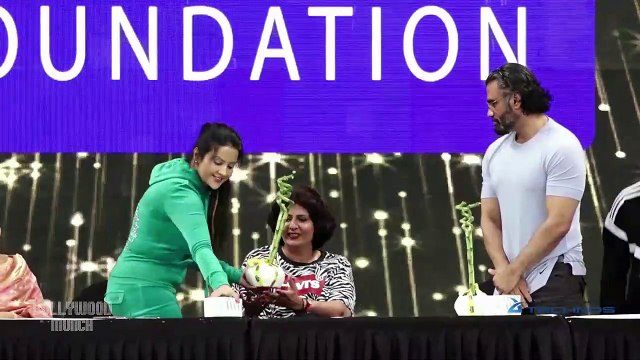 Maharashtra CM Wife Amruta Fadanvis And Sunil Shetty At Yoga Day