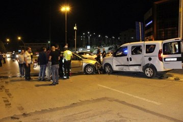 Polis aracına çarpıp kaçan sürücü kamyonetin altında yakalandı