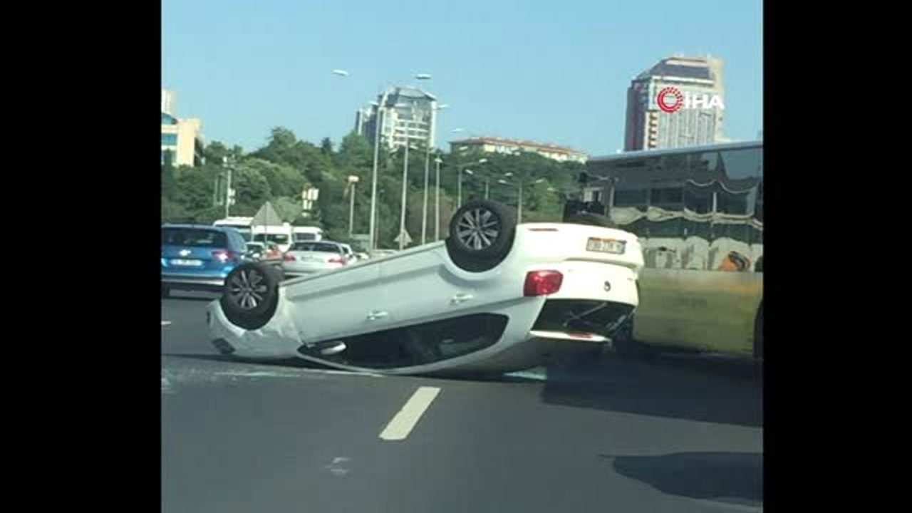 15 Temmuz Şehitler Köprüsü Avrupa yakası çıkışında bir otomobil kontrolden çıkarak takla attı.