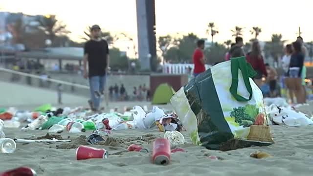 Los servicios de limpieza trabajan contra reloj para borrar las huellas de San Juan en las playas