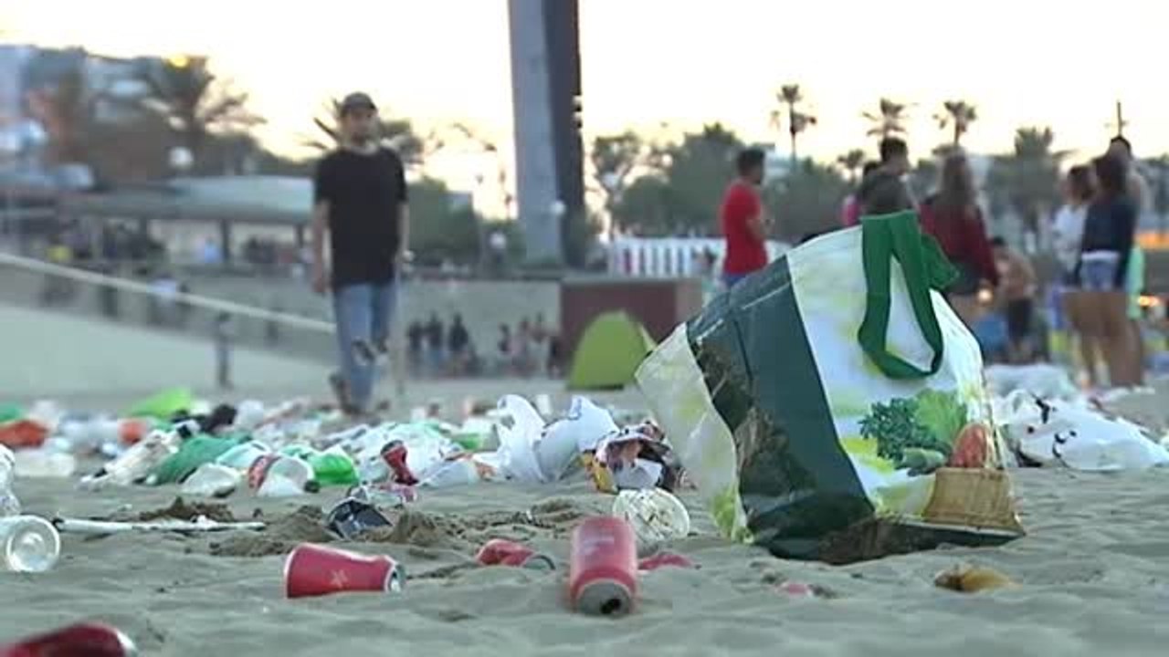 Los servicios de limpieza trabajan contra reloj para borrar las huellas de San Juan en las playas