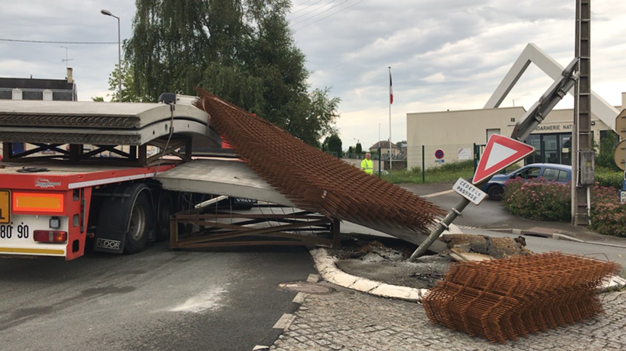 Le convoi exceptionnel perd son chargement dans le rond point