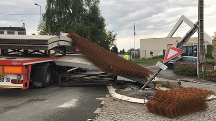 Le convoi exceptionnel perd son chargement dans le rond point