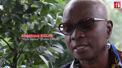 Angélique Kidjo interprète "Oya Diosa" en acoustique