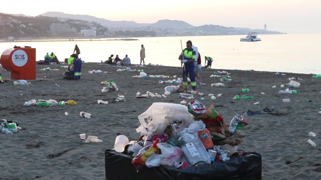 Limpieza de la playa de La Malagueta tras la noche de San Juan