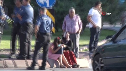 Kaza yapan araçtan çıkan çocuklar gözyaşlarına boğuldu