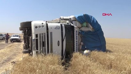 DİYARBAKIR Saman yüklü kamyon devrildi 7 yaralı