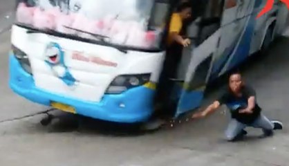 Un passager saute d'un car de touristes juste avant l'accident