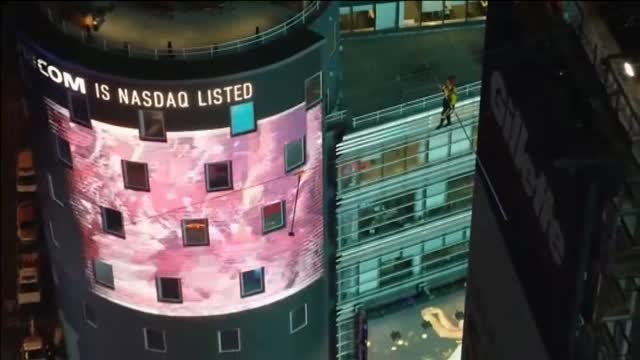 Los hermanos equilibristas Nik y Lijana Wallenda cruzan Times Square a 25 pisos de altura