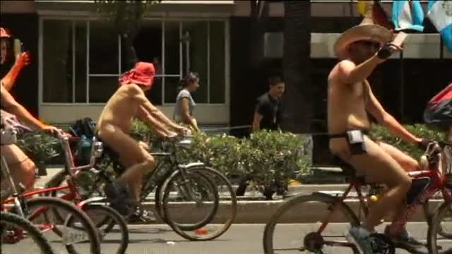 Una multitudinaria marcha ciclonudista protesta contra los coches en Ciudad de México