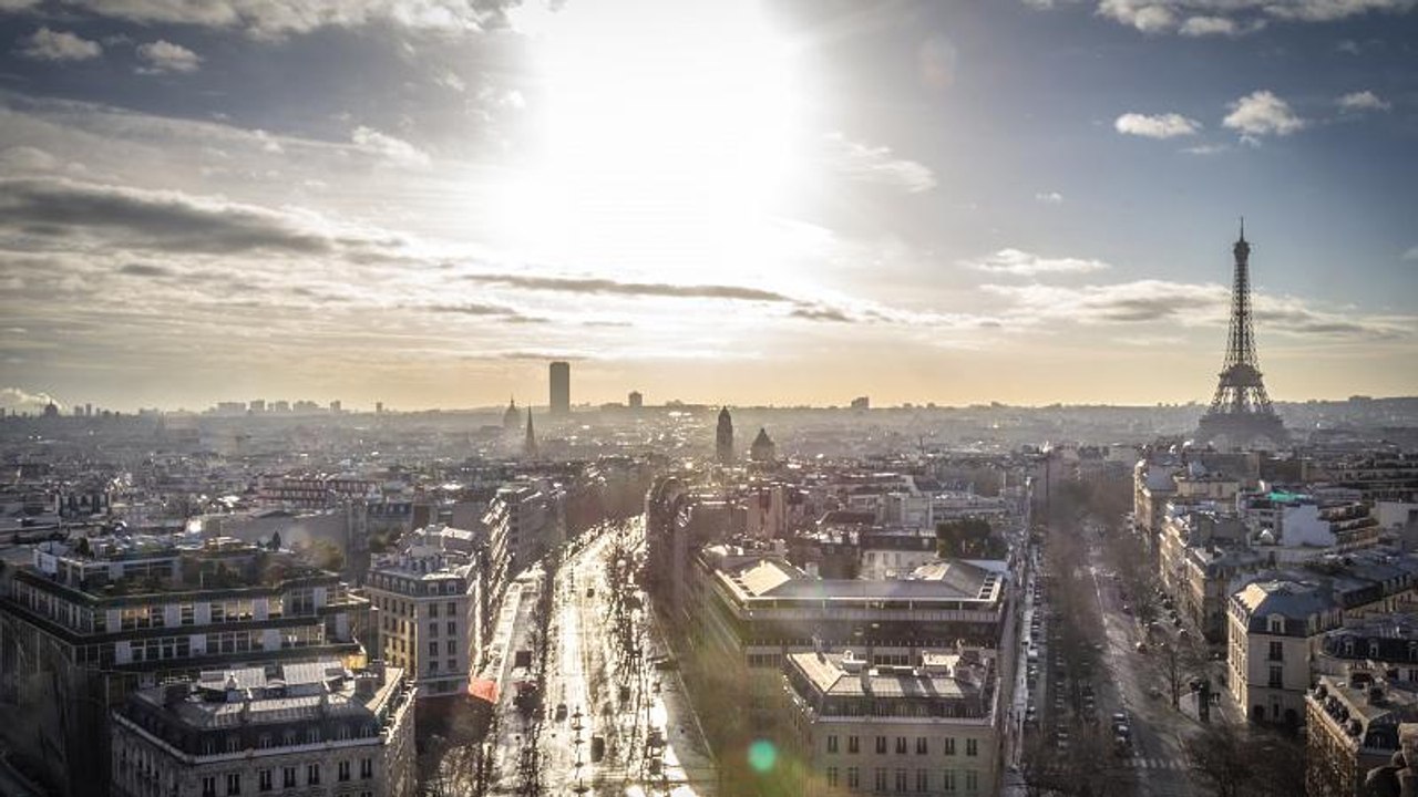 Paris to open pools and parks longer during heatwave
