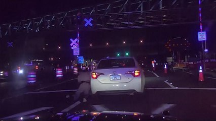 100 футов по асфальту: в Орландо автомобиль протащил полицейского