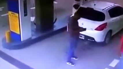 Nube de cocaína: narcotraficantes reponen combustible y el vehículo explota