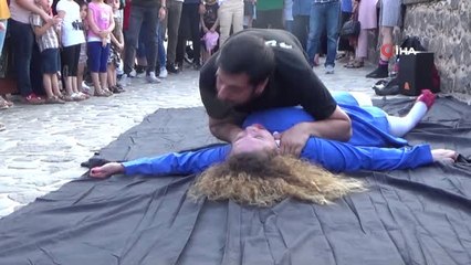 Diyarbakırlı gençlerden dikkat çeken tiyatro gösterisi