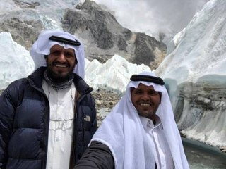 شقيقان سعوديان يصعدان قمة إيفرست بالزي الوطني.. ما هدفهما؟