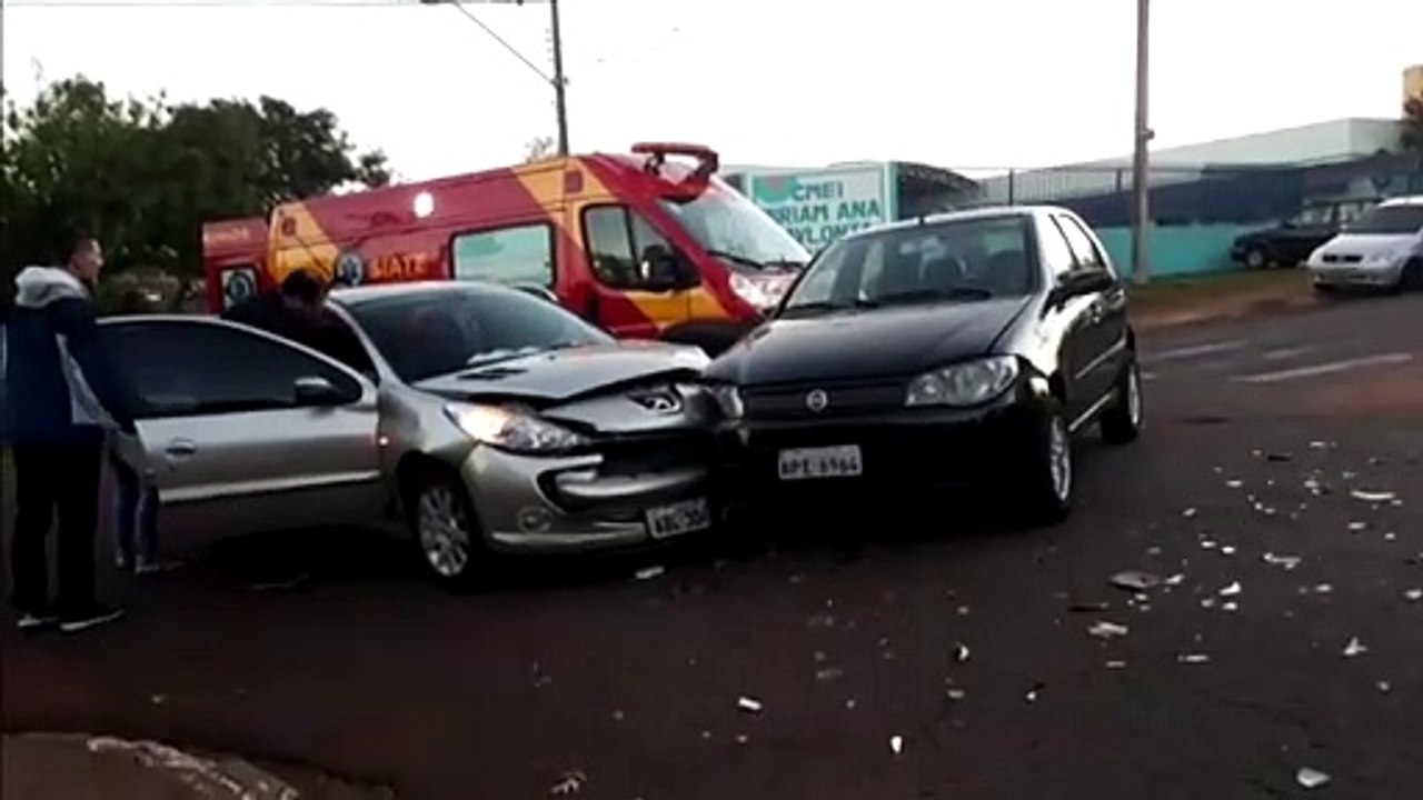 Dois carros batem na esquina das ruas Veneza e Portugal, no Cascavel Velho