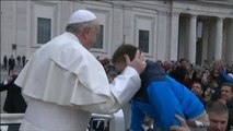 El Papa Francisco sube a un niño con síndrome de Down al papamóvil